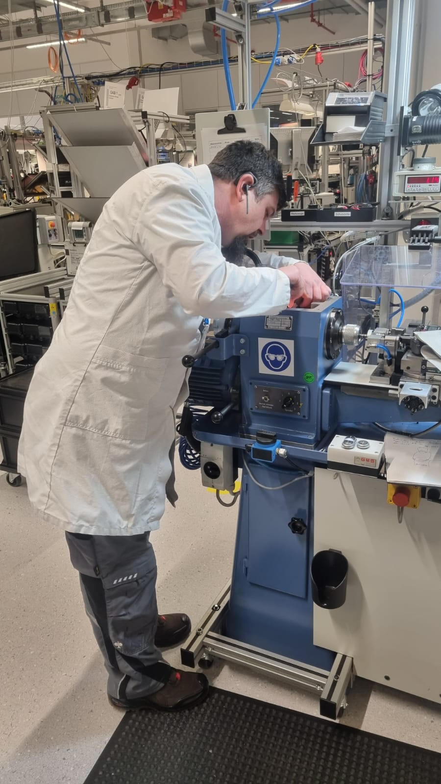 Prüfugsarbeiten-Adelberger-Elektroservice Elektromeister Adelberger bei der Arbeit an einer Maschine